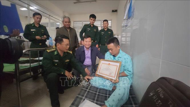 Trao bằng khen tặng thiếu tá Biên phòng dũng cảm cứu dân trong lũ dữ